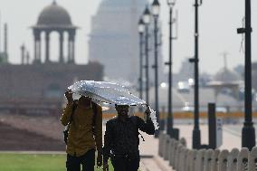 New Delhi Sizzles Under Intense Heatwave