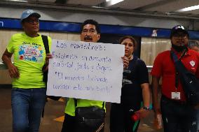 Teachers Protest Inside Mexican Metro
