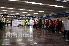 Teachers Protest Inside Mexican Metro