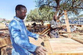 NAMIBIA-WINDHOEK-WOOD CARVING MARKET