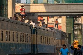 Daily Life In Dhaka