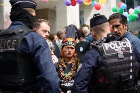 Exctinction Rebellion activists protest outside Amundi HQ - Paris