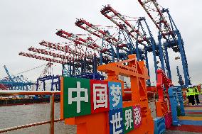 CHINA-SHANGHAI-ZHENHUA HEAVY INDUSTRIES-QUAYSIDE CONTAINER CRANES (CN)