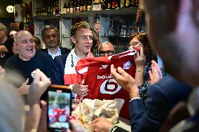 Emmanuel Macron meets local residents in a bar - Tourcoing