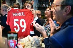 Emmanuel Macron meets local residents in a bar - Tourcoing