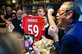 Emmanuel Macron meets local residents in a bar - Tourcoing