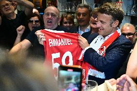 Emmanuel Macron meets local residents in a bar - Tourcoing