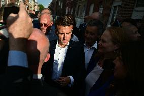 Emmanuel Macron meets local residents in a bar - Tourcoing