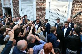 Emmanuel Macron meets local residents in a bar - Tourcoing