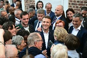 Emmanuel Macron meets local residents in a bar - Tourcoing