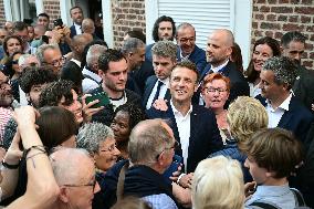Emmanuel Macron meets local residents in a bar - Tourcoing
