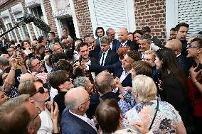 Emmanuel Macron meets local residents in a bar - Tourcoing