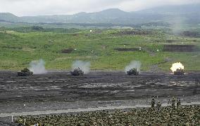 GSDF conducts artillery drill near Mt. Fuji