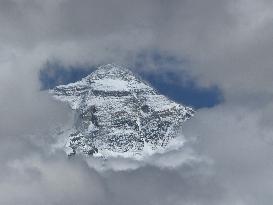 (InXizang)CHINA-XIZANG-MT. QOMOLANGMA-TOURISM SEASON (CN)