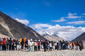 (InXizang)CHINA-XIZANG-MT. QOMOLANGMA-TOURISM SEASON (CN)