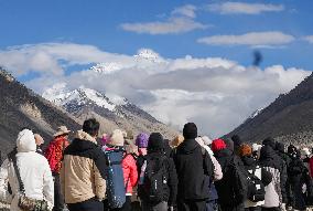 (InXizang)CHINA-XIZANG-MT. QOMOLANGMA-TOURISM SEASON (CN)