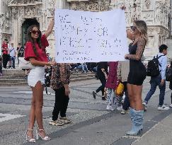 Santarossa fashion blogger sisters with a sign asking for contributions to buy a Porsche - Milan