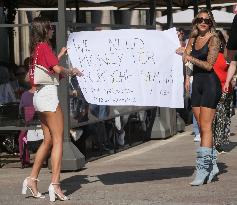Santarossa fashion blogger sisters with a sign asking for contributions to buy a Porsche - Milan