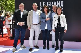 Grand picnic on the Champs-Elysees in Paris FA