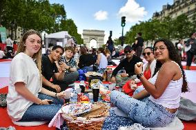 Grand picnic on the Champs-Elysees in Paris FA