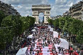 Grand picnic on the Champs-Elysees in Paris FA