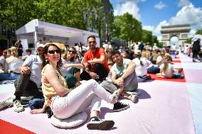 Grand picnic on the Champs-Elysees in Paris FA