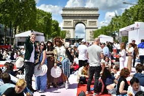 Grand picnic on the Champs-Elysees in Paris FA