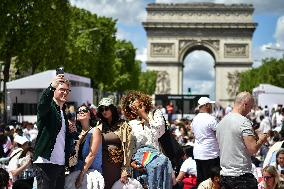 Grand picnic on the Champs-Elysees in Paris FA