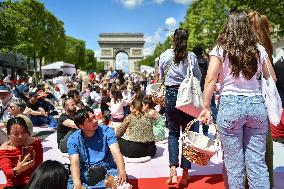 Grand picnic on the Champs-Elysees in Paris FA