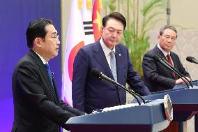 Trilateral summit in Seoul