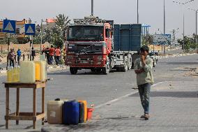 MIDEAST-GAZA-KEREM SHALOM CROSSING-AID TRUCKS