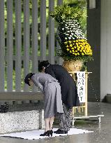 Japan crown prince at national cemetery