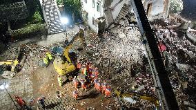 (SpotNews)CHINA-ANHUI-TONGLING-RESIDENTIAL BUILDING-COLLAPSE-RESCUE (CN)