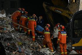 (SpotNews)CHINA-ANHUI-TONGLING-RESIDENTIAL BUILDING-COLLAPSE-RESCUE (CN)