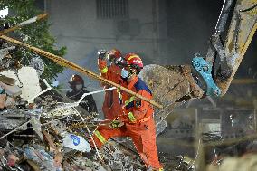 (SpotNews)CHINA-ANHUI-TONGLING-RESIDENTIAL BUILDING-COLLAPSE-RESCUE (CN)