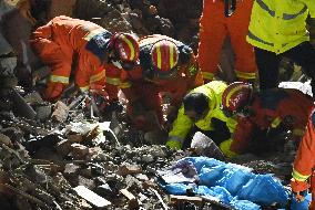 (SpotNews)CHINA-ANHUI-TONGLING-RESIDENTIAL BUILDING-COLLAPSE-RESCUE (CN)