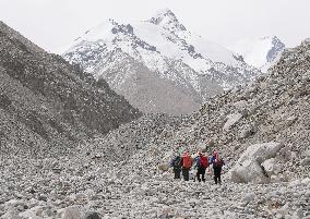 (SP)CHINA-XIZANG-LHASA-MT. QOMOLANGMA-CLIMBERS (CN)