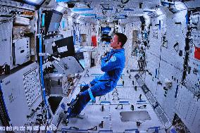 (EyesOnSci)CHINA-SHENZHOU-18-CREW-FIRST SPACEWALK-COMPLETION (CN)