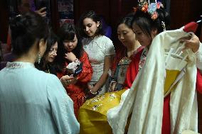 MALTA-VALLETTA-LECTURE-CHINESE CLOTHING