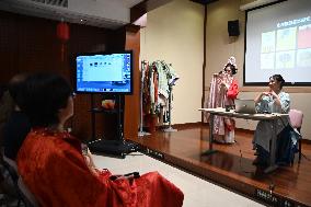 MALTA-VALLETTA-LECTURE-CHINESE CLOTHING