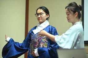 MALTA-VALLETTA-LECTURE-CHINESE CLOTHING