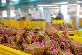 Zongzi Production Marked Dragon Boat Festival in Anqing