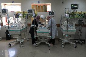 MIDEAST-GAZA-HOSPITAL-BABY
