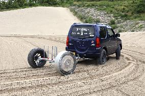 Lunar rover tire test on Tottori Sand Dunes