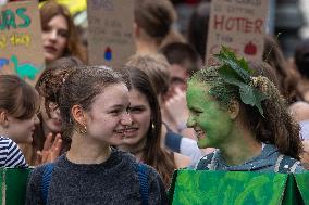 Klimastreik Brings Together Thousands Of People In Berlin