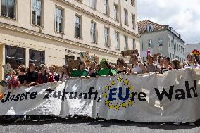 Klimastreik Brings Together Thousands Of People In Berlin