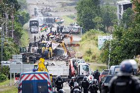 Police Forces Removing Blockage On Rue Iekawe In Noumea