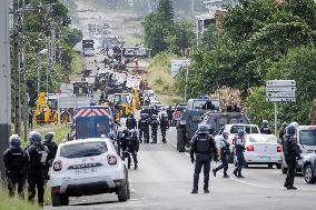 Police Forces Removing Blockage On Rue Iekawe In Noumea