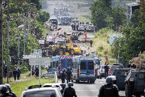 Police Forces Removing Blockage On Rue Iekawe In Noumea