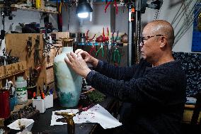 MasterOfCrafts | Porcelain mending inheritor in east China's Shandong Province